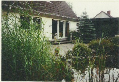 Haus hinten mit Teich